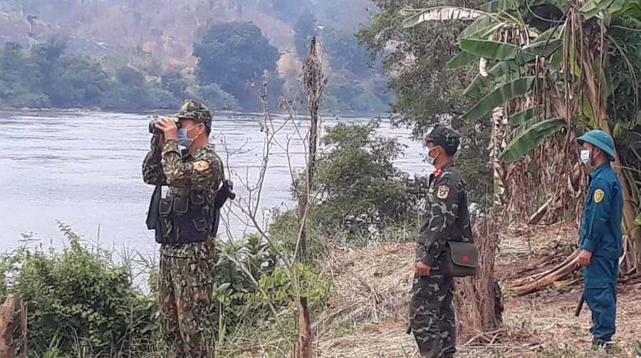 2 Thượng úy Vĩ và đồng đội đang tuần tra, kiểm soát biên giới. Ảnh: Anh Huy