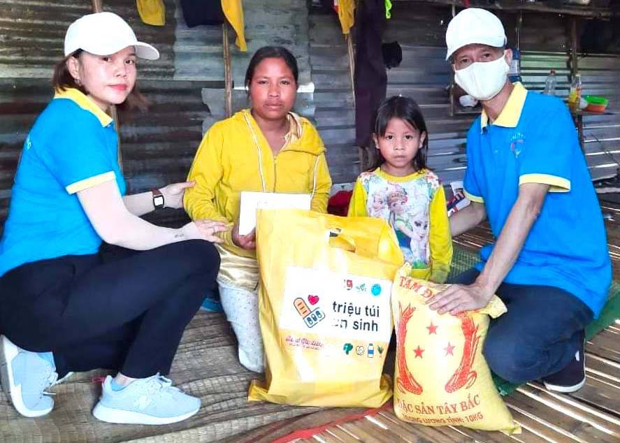 Đại diện Câu lạc bộ Tấm Lòng Vàng thị xã An Khê tặng túi an sinh cho hộ có hoàn cảnh khó khăn ở huyện Đak Pơ. Ảnh: Ngọc Minh