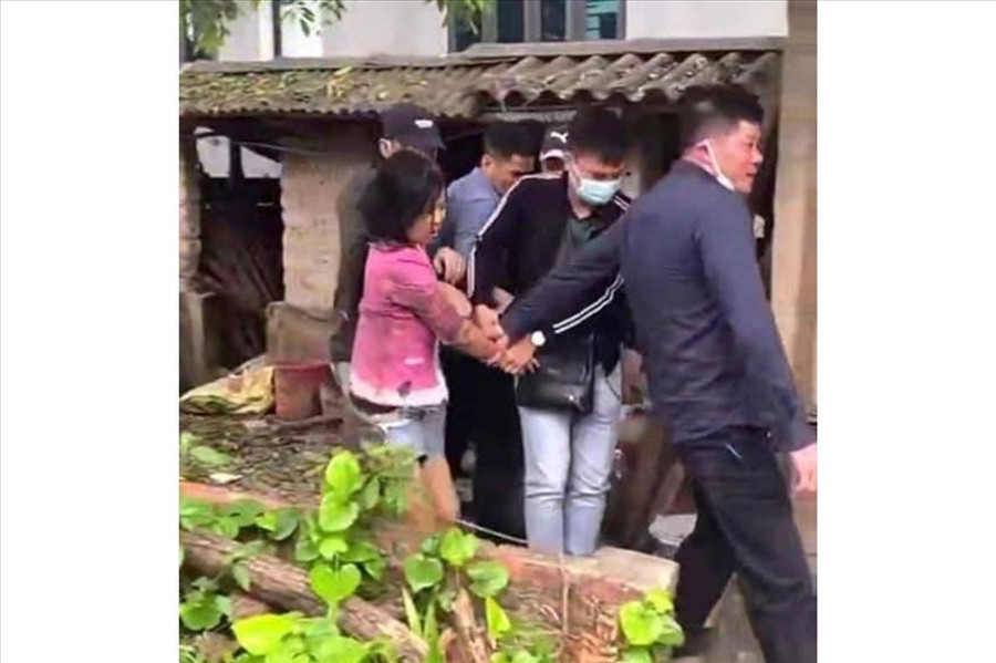Lực lượng công an đã bắt được đối tượng Phạm Thị Hà (áo hồng). Ảnh: CTV.