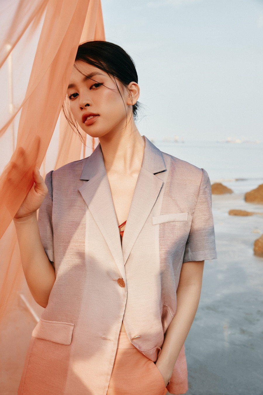 Nhà thiết kế gửi gắm nhiều cảm xúc, nhiều sự yêu thương đến với phái đẹp qua những chi tiết dập nhăn hoặc phom dáng bay bổng, đậm dấu ấn cá nhân và phong cách riêng cho từng quý cô