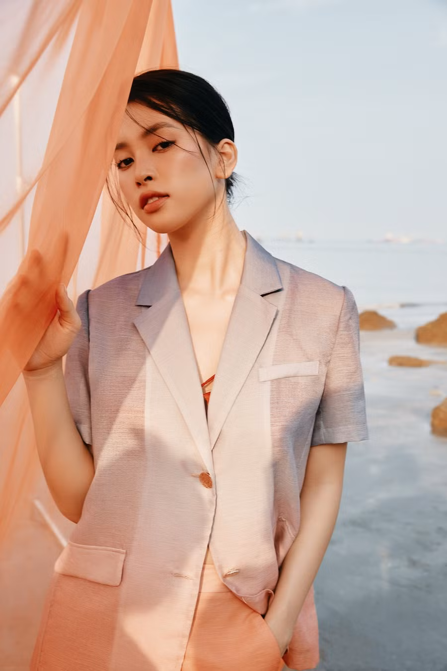 Nhà thiết kế gửi gắm nhiều cảm xúc, nhiều sự yêu thương đến với phái đẹp qua những chi tiết dập nhăn hoặc phom dáng bay bổng, đậm dấu ấn cá nhân và phong cách riêng cho từng quý cô