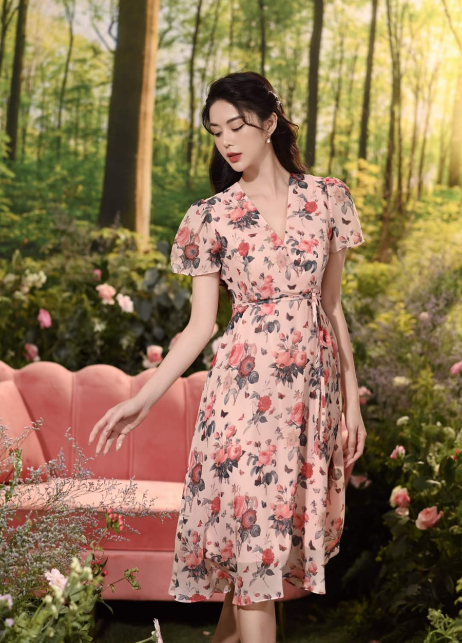  Với thiết kế cổ chữ V, đầm voan họa tiết hoa lá không chỉ mang đến màu sắc vui tươi tràn đầy sức sống mà còn tôn vóc dáng thanh thoát cho phái đẹp.