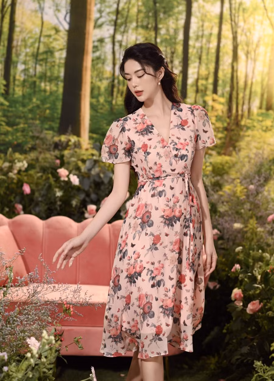  Với thiết kế cổ chữ V, đầm voan họa tiết hoa lá không chỉ mang đến màu sắc vui tươi tràn đầy sức sống mà còn tôn vóc dáng thanh thoát cho phái đẹp.