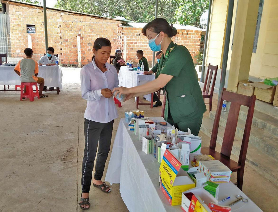 Y-bác sĩ tận tình hướng dẫn cho người dân làng Bỉh. Ảnh: Anh Huy