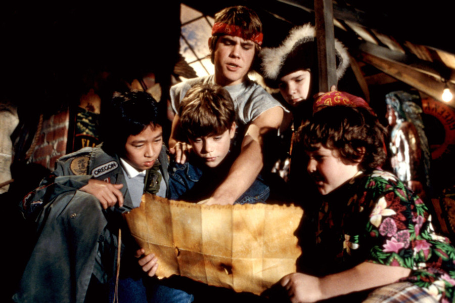 Quan Kế Huy (bên trái ngoài cùng) trong The Goonies. Ảnh: Shutterstock Quan Kế Huy (bên trái ngoài cùng) trong The Goonies. Ảnh: Shutterstock
