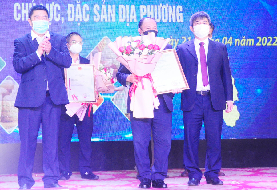 Sở KH-CN tiếp nhận văn bằng bảo hộ sản phẩm "Phở khô Gia Lai". Ảnh: Thiên Di Trao văn bảng bảo hộ sản phẩm phở khô Gia Lai cho chủ sở hữu là Sở KH-CN tỉnh. Ảnh: Thiên Di