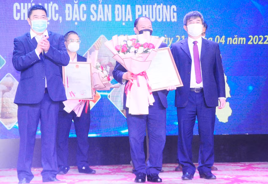 Trao văn bảng bảo hộ sản phẩm phở khô Gia Lai cho chủ sở hữu là Sở KH-CN tỉnh. Ảnh: Thiên Di