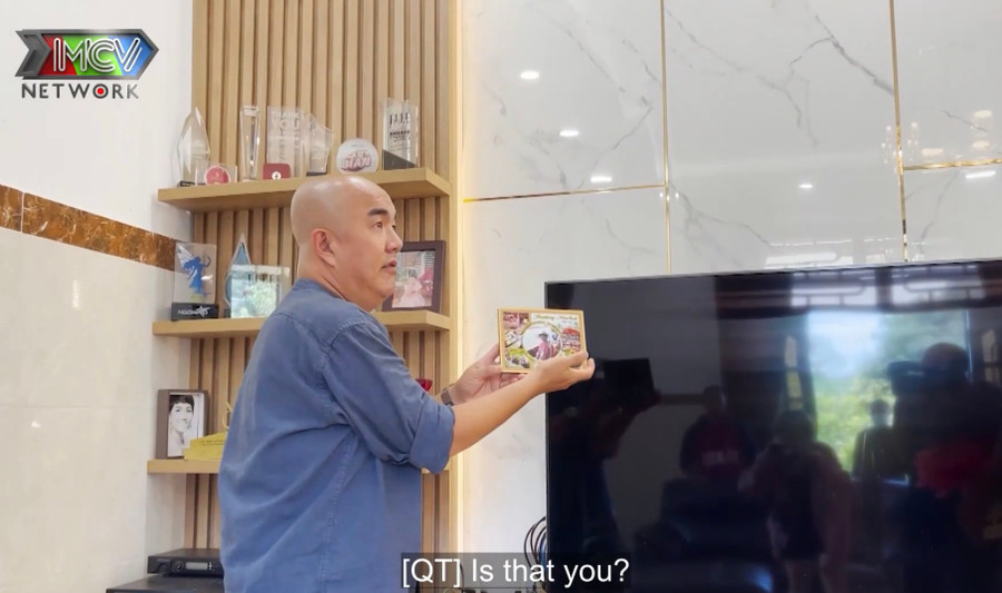 Phòng khách rộng rãi với đầy đủ tiện nghi, thoáng mát được bài trí đơn giản nhưng đẹp mắt. Bên cạnh kệ để tivi, người đẹp bố trí một nơi để kỷ niệm chương, những giải thưởng mà cô đạt được trong khoảng thời gian làm nghệ thuật của mình. Ảnh: Chụp màn hình