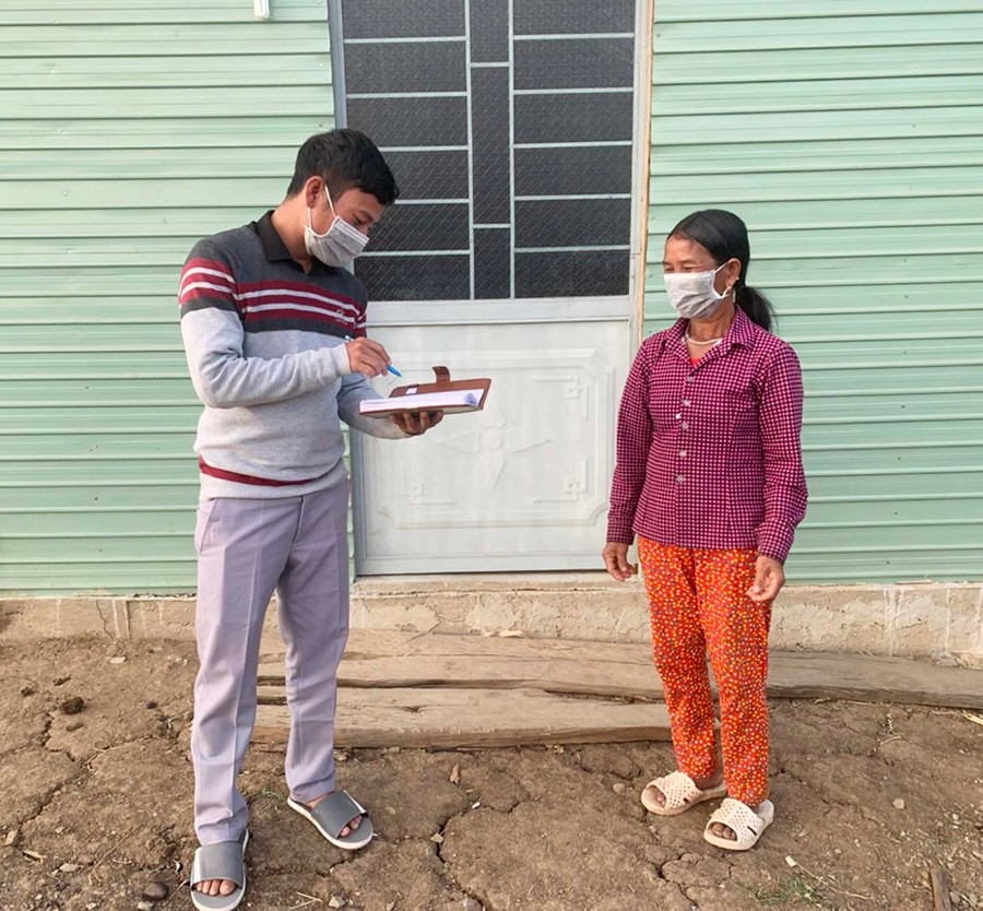 Cán bộ xã Yang Trung tuyên truyền biện pháp phòng-chống dịch Covid-19 cho người dân. Ảnh: R'Ô HOK Cán bộ xã Yang Trung tuyên truyền biện pháp phòng-chống dịch Covid-19 cho người dân. Ảnh: R'Ô HOK