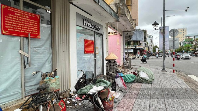 Toàn bộ các ngôi nhà đều được gắn bảng Thông báo của Cục Thi hành dán dân sự tại TP.Đà Nẵng. Ảnh NC Toàn bộ các ngôi nhà đều được gắn bảng Thông báo của Cục Thi hành dán dân sự tại TP.Đà Nẵng. Ảnh NC