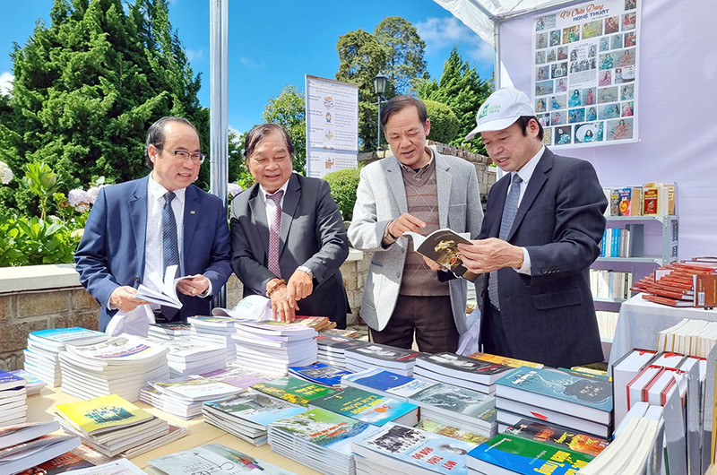 Trong không gian trưng bày, giới thiệu sách viết về Lâm Đồng.