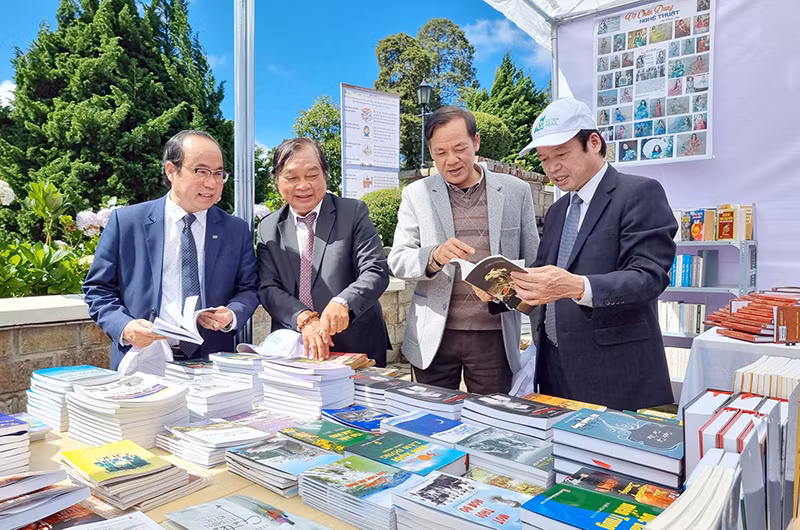 Trong không gian trưng bày, giới thiệu sách viết về Lâm Đồng.