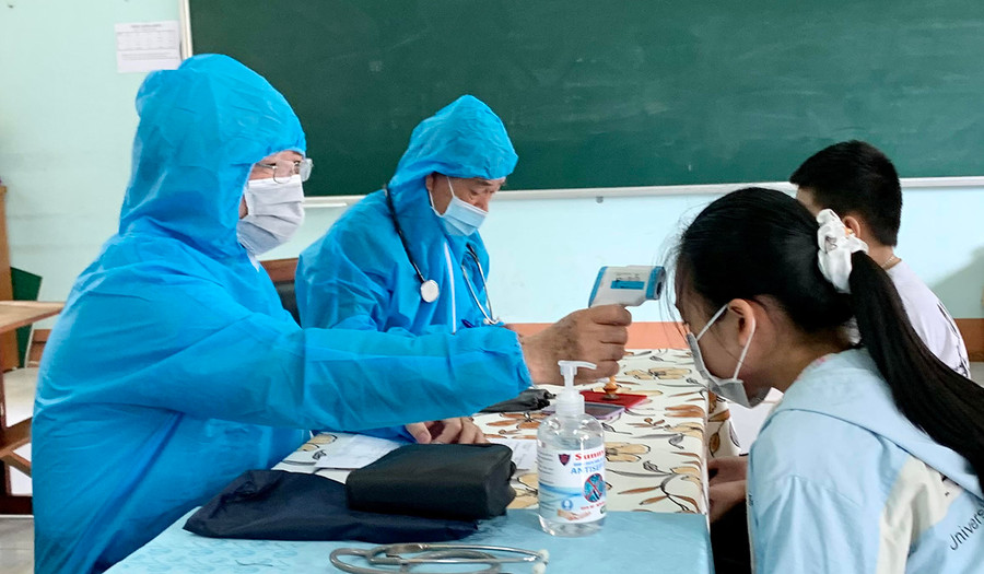  Nhân viên y tế khám sàng lọc trước khi tiêm vắc xin cho trẻ từ 5 đến dưới 12 tuổi tại điểm tiêm Trường Tiểu học Võ Thị Sáu, phường Hội Thương, TP. Pleiku. Ảnh: Như Nguyện