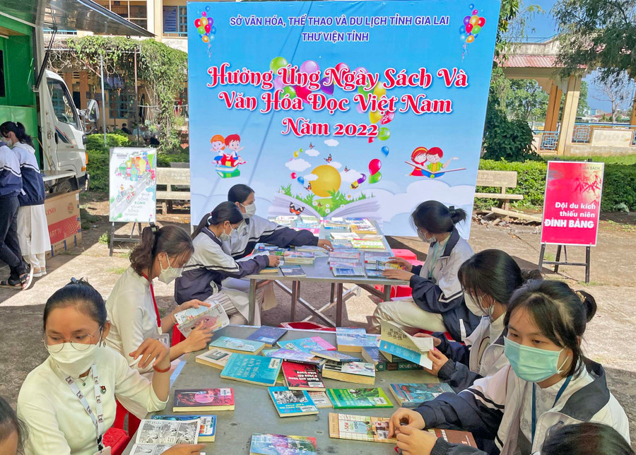 Học sinh Trường THPT Phạm Văn Đồng tham gia Ngày hội đọc sách sáng 18-4. Ảnh: Phương Duyên