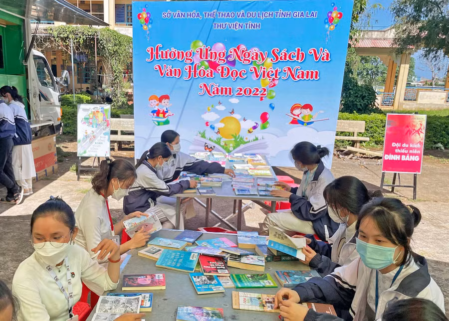 Học sinh Trường THPT Phạm Văn Đồng tham gia Ngày hội đọc sách sáng 18-4. Ảnh: Phương Duyên