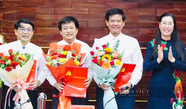 Bí thư Tỉnh uỷ, Chủ tịch HĐND tỉnh Quảng Ngãi Bùi Thị Quỳnh Vân (bên phải) trao hoa và chúc mừng Chủ tịch UBND TP.Quảng Ngãi Hà Hoàng Việt Phương (bên trái), cùng các cán bộ được phân công nhận nhiệm vụ mới. Ảnh: M.Hiền - T.Trung