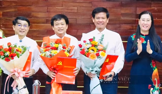 Bí thư Tỉnh uỷ, Chủ tịch HĐND tỉnh Quảng Ngãi Bùi Thị Quỳnh Vân (bên phải) trao hoa và chúc mừng Chủ tịch UBND TP.Quảng Ngãi Hà Hoàng Việt Phương (bên trái), cùng các cán bộ được phân công nhận nhiệm vụ mới. Ảnh: M.Hiền - T.Trung