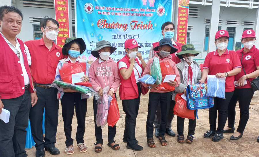 Tặng quà cho học sinh khó khăn xã Ia Vê, huyện Chư Prông. Ảnh: Hồng Ngọc 