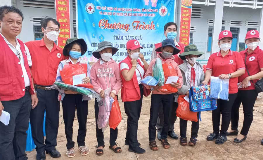 Tặng quà cho học sinh khó khăn xã Ia Vê, huyện Chư Prông. Ảnh: Hồng Ngọc 