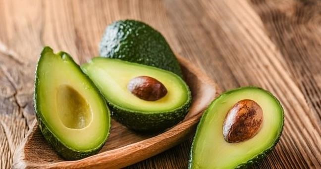 Quả bơ có kali, axit béo không bão hòa cùng với các vitamin và khoáng chất giúp chúng có lợi hơn cho sức khỏe tim mạch. Ảnh: ST Quả bơ có kali, axit béo không bão hòa cùng với các vitamin và khoáng chất giúp chúng có lợi hơn cho sức khỏe tim mạch. Ảnh: ST