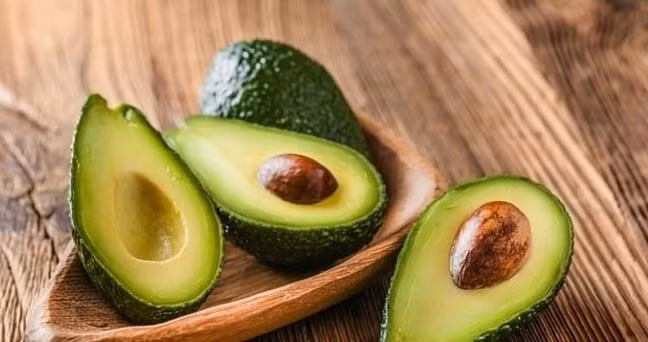 Quả bơ có kali, axit béo không bão hòa cùng với các vitamin và khoáng chất giúp chúng có lợi hơn cho sức khỏe tim mạch. Ảnh: ST