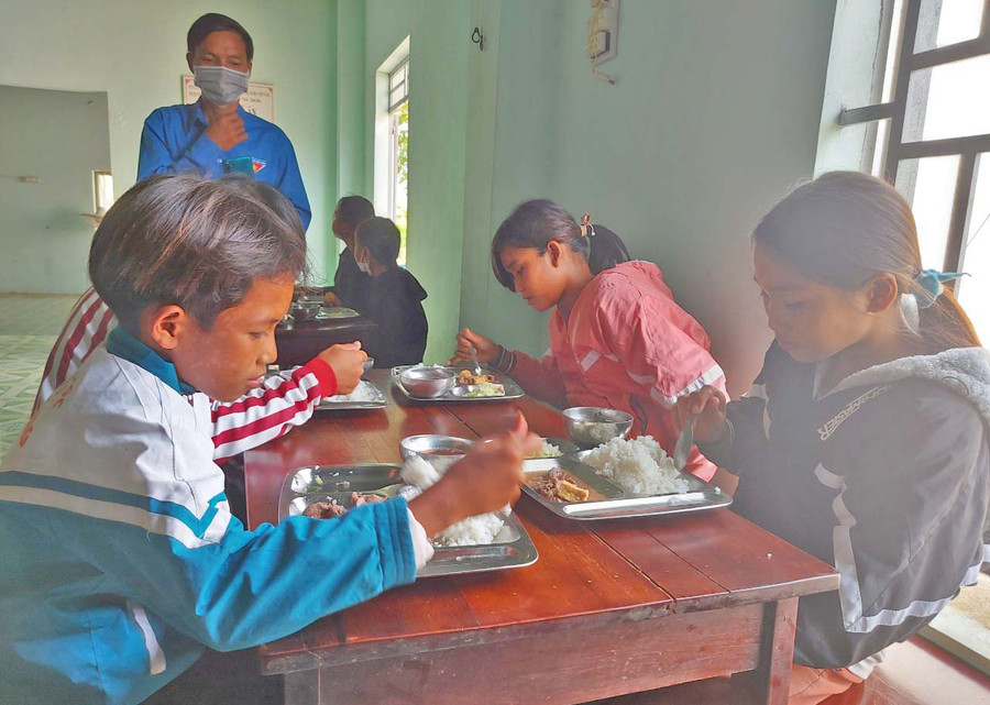 Bữa cơm trưa bán trú của các học sinh Cheng Leng. Ảnh: Hoành Sơn