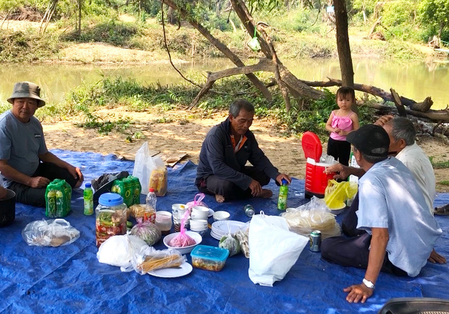Ông Võ Hoàng (thứ 2 bên trái, thôn Tân Phong, xã Tân An, huyện Đak Pơ) cùng người thân tổ chức vui chơi, nghỉ ngơi nhân ngày nghỉ lễ Giỗ Tổ Hùng Vương, tại thác Võ. Ảnh: Ngọc Minh
