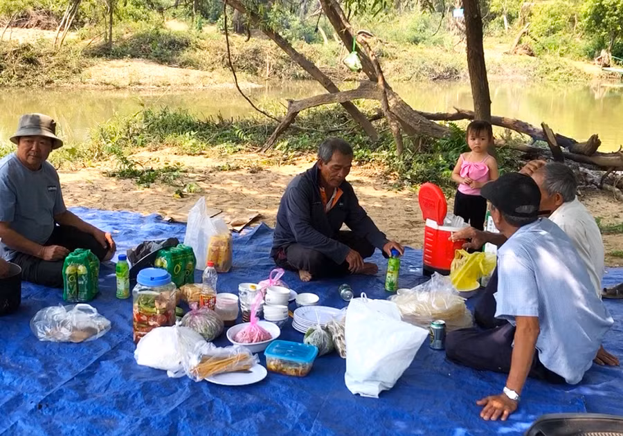 Ông Võ Hoàng (thứ 2 bên trái, thôn Tân Phong, xã Tân An, huyện Đak Pơ) cùng người thân tổ chức vui chơi, nghỉ ngơi nhân ngày nghỉ lễ Giỗ Tổ Hùng Vương, tại thác Võ. Ảnh: Ngọc Minh
