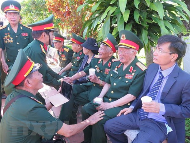  Trung tướng Nguyễn Quốc Thước và Trung tướng Khuất Duy Tiến trong niềm vui gặp lại các đồng đội. (Ảnh: Dư Toán/TTXVN)