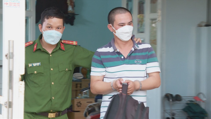 Lê Văn Hùng (34 tuổi) bị lực lượng công an bắt giữ. Ảnh: T.X