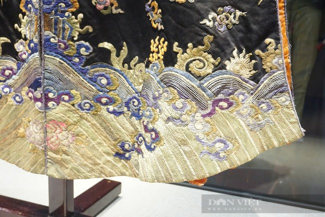 Mặc dù vậy các họa tiết với kỹ thuật thêu tay độc đáo trên áo vẫn còn rất đẹp. Mặc dù vậy các họa tiết với kỹ thuật thêu tay độc đáo trên áo vẫn còn rất đẹp.