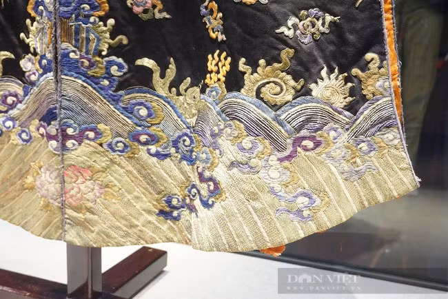  Mặc dù vậy các họa tiết với kỹ thuật thêu tay độc đáo trên áo vẫn còn rất đẹp.