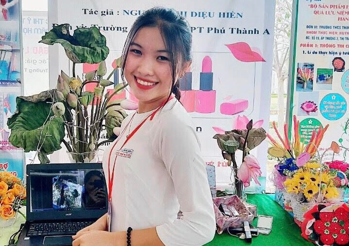 Tại các cuộc thi khởi nghiệp, Hiền đạt thành tích ấn tượng với sản phẩm son môi làm từ hoa sen. Ảnh: Duy Tân