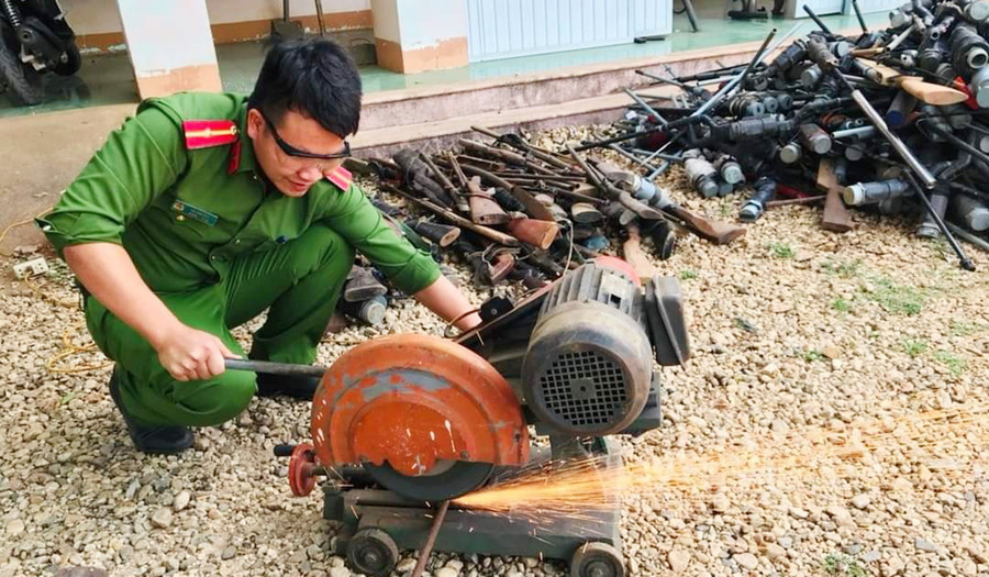  Công an huyện Mang Yang đã tổ chức tiêu hủy vũ khí, vật liệu nổ, công cụ hỗ trợ theo đúng quy định. Ảnh Công an huyện Mang Yang cung cấp 