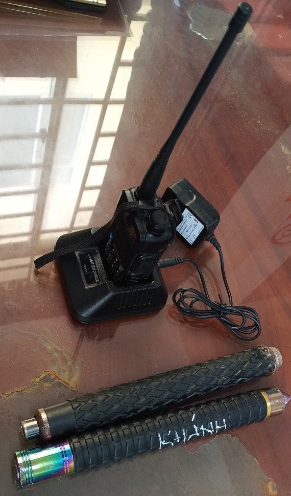 Bộ đàm, vũ khí của nhóm thanh niên bị công an thu giữ. Ảnh công an cung cấp