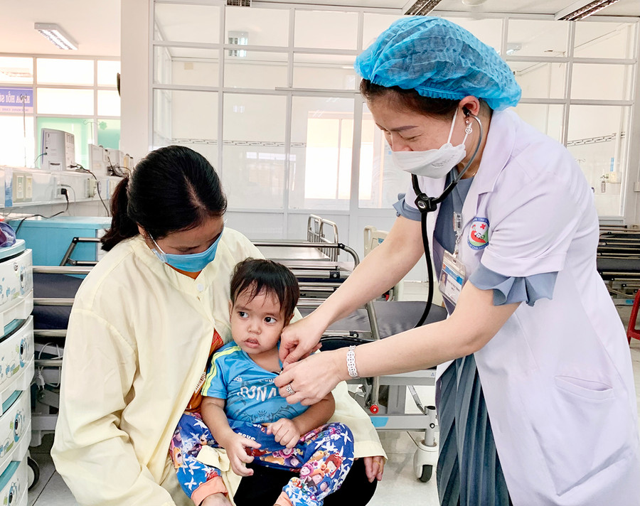 Bác sĩ Phan Thị Thùy Trang thăm khám cho bệnh nhi. Ảnh: Như Nguyện Bác sĩ Phan Thị Thùy Trang thăm khám cho bệnh nhi. Ảnh: Như Nguyện