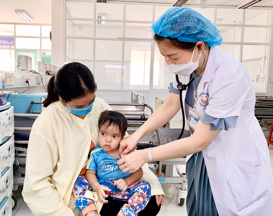 Bác sĩ Phan Thị Thùy Trang thăm khám cho bệnh nhi. Ảnh: Như Nguyện
