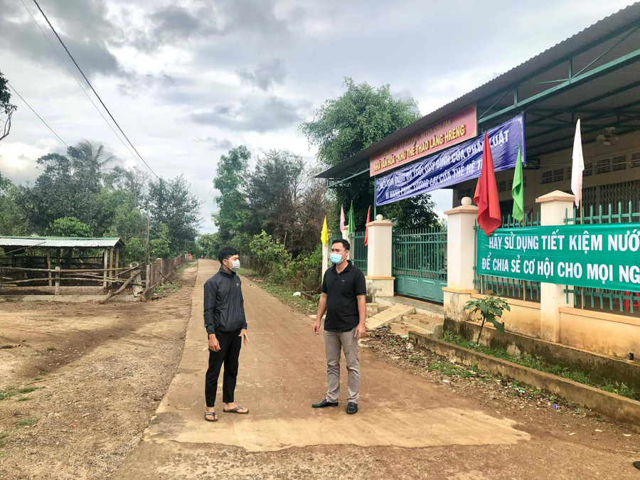 Ông Rơ Châm Khoan (bìa phải)-Bí thư Chi bộ kiêm Trưởng thôn Hreng (xã Hòa Phú) trao đổi với người dân về triển khai làm đường giao thông nông thôn. Ảnh: Gia Linh Ông Rơ Châm Khoan (bìa phải)-Bí thư Chi bộ kiêm Trưởng thôn Hreng (xã Hòa Phú) trao đổi với người dân về triển khai làm đường giao thông nông thôn. Ảnh: Gia Linh