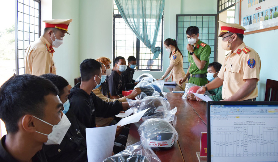 Sau khi tổ chức gọi hỏi, răn đe, Đội Cảnh sát Giao thông-Trật tự Công an huyện Mang Yang đã tặng mũ bảo hiểm cho các đối tượng để sử dụng trong quá trình tham gia giao thông. Ảnh: Đinh Tùng  Tặng mũ bảo hiểm cho 8 đối tượng được gọi hỏi, răng đe. Ảnh: Đinh Tùng