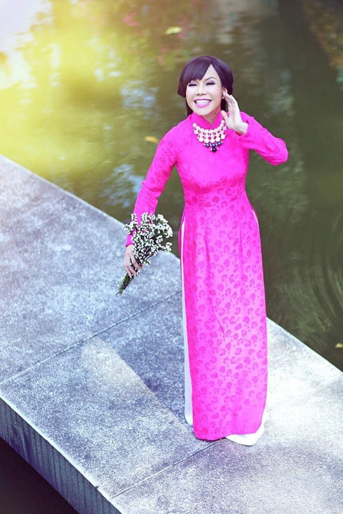 Trên trang cá nhân, nghệ sĩ Việt Hương gây chú ý khi đăng tải loạt hình ảnh cũ. Diễn viên Nhà có năm nàng tiên diện thiết kế áo dài, khoe vẻ nữ tính. Kèm theo đó, bà xã nghệ sĩ Hoài Phương hài hước: “Làm bộ hình y vậy ngoài trời được không cả nhà. Đố mọi người biết bộ ảnh này bao nhiêu năm