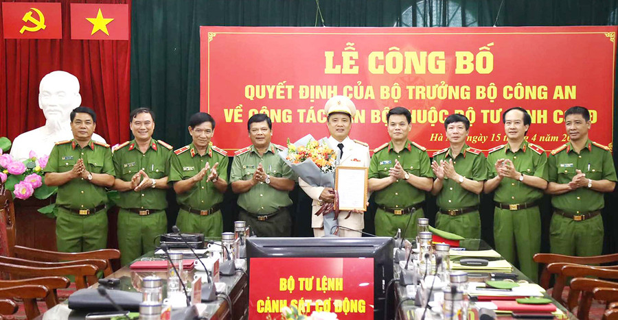 Lãnh đạo Bộ Tư lệnh CSCĐ và lãnh đạo Công an tỉnh Gia Lai và các đại biểu chúc mừng Đại tá Lê Văn Hà. Ảnh: Hữu Trường 