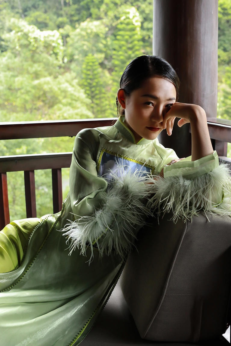 Với phong cách phóng khoáng, cách sử dụng chất liệu tơ lụa mềm mại, các thiết kế đem đến cảm giác bay bổng, thanh tao cho người mặc. Ảnh: NVCC