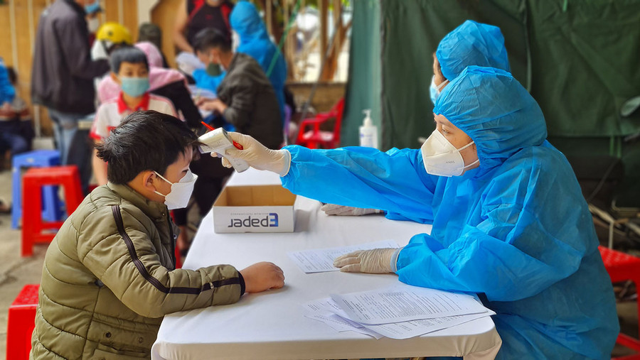 Kiểm tra thân nhiệt các trường hợp trước khi tiêm vắc xin phòng Covid-19 tại Trung tâm Y tế TP. Pleiku. Ảnh: Bá Bính Kiểm tra thân nhiệt các trường hợp trước khi tiêm vắc xin phòng Covid-19 tại Trung tâm Y tế TP. Pleiku. Ảnh: Bá Bính