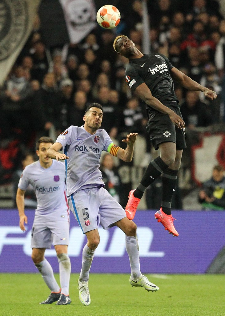 Frankfurt (áo đen) áp đảo trước Barcelona. Ảnh: AFP