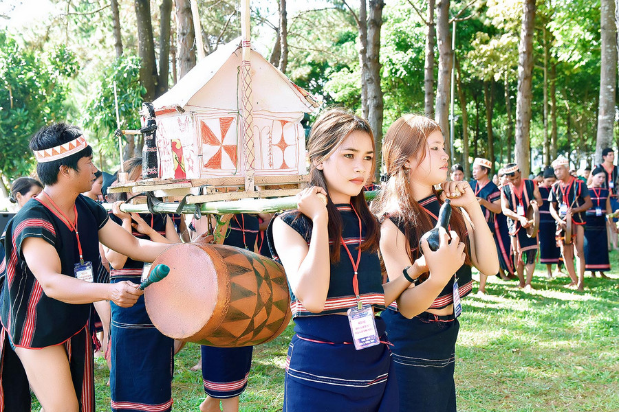 Các nghệ nhân tham gia ngày hội được giao lưu, trình diễn cồng chiêng, múa xoang, thể hiện những tinh hoa văn hóa truyền thống của dân tộc.