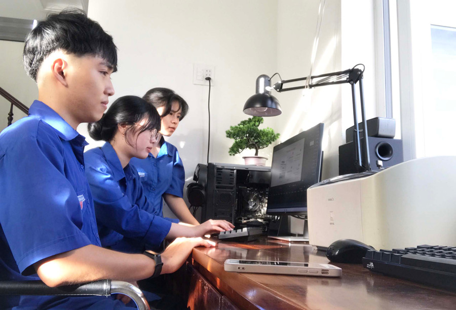 Các em học sinh Trường THPT Nguyễn Bỉnh Khiêm (huyện Chư Sê) tham gia cuộc thi tìm hiểu về ngày Giải phóng miền Nam 30-4