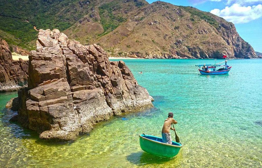 Nước biển tại khu vực Kỳ Co trong xanh. Ảnh: Lê Hồ Bắc