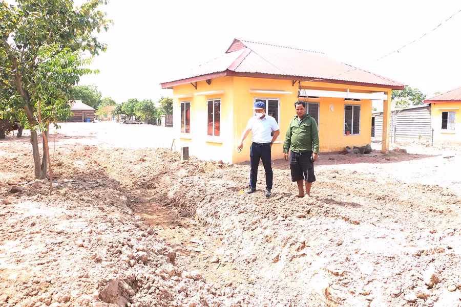 Rất nhiều mương được đào khắp 2 làng tái định cư để thoát nước. Ảnh: Nguyễn Quang