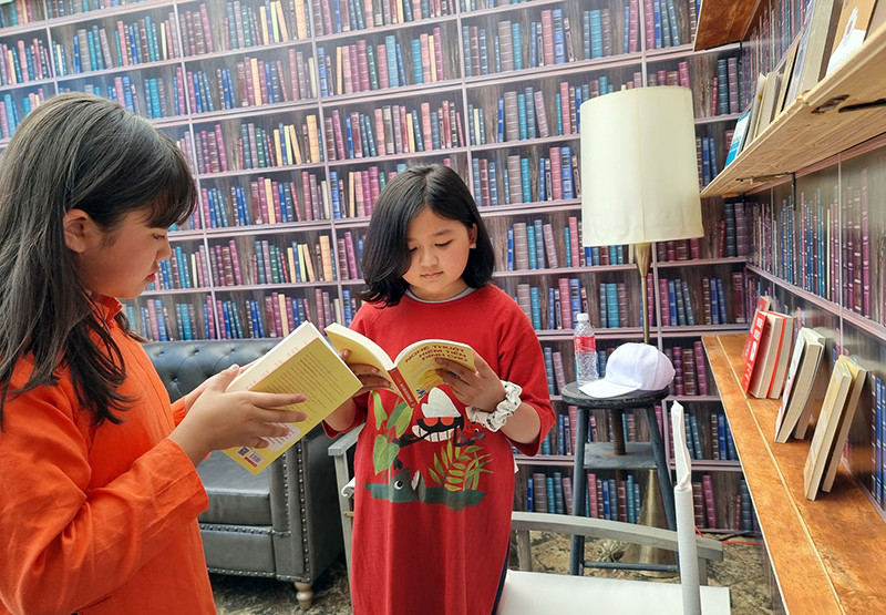 Trong không gian trưng bày sách tại Ngày hội văn hóa đọc tỉnh Lâm Đồng năm 2022. 