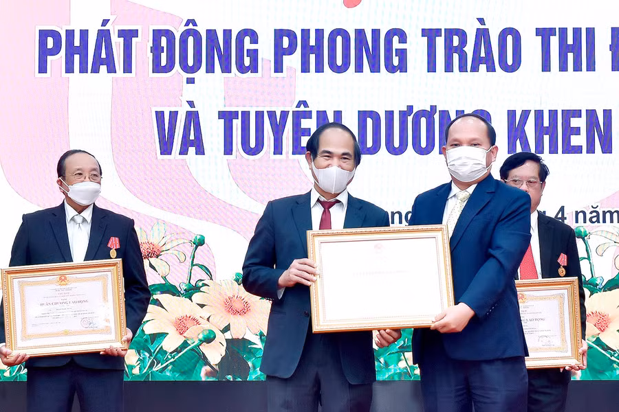  Thừa ủy quyền của Chủ tịch nước, Phó Bí thư Tỉnh ủy Rah Lan Chung trao Huân chương Lao động hạng ba cho Chủ tịch UBND tỉnh Võ Ngọc Thành. Ảnh: Đức Thụy